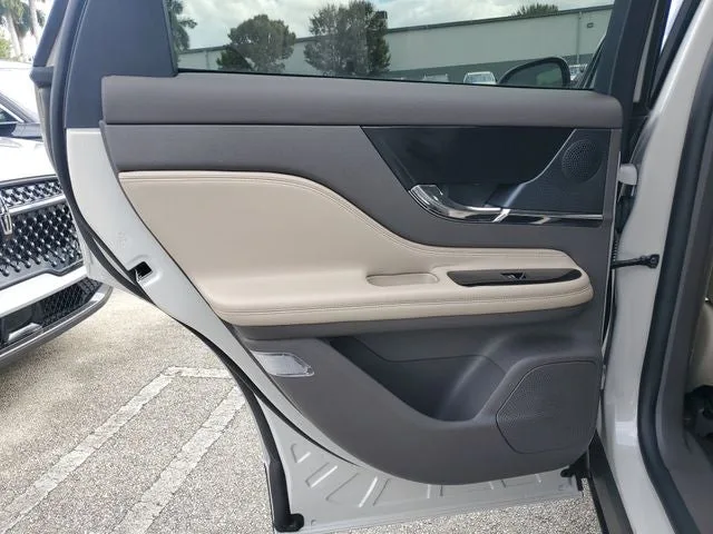 2024 Lincoln Corsair Premiere photo 12