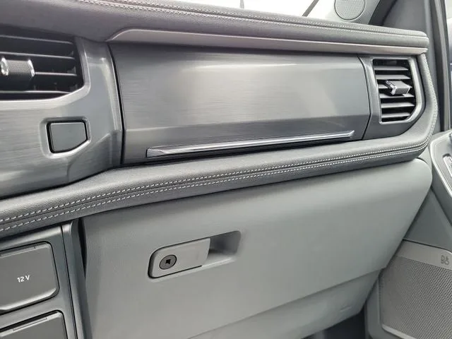 2025 Ford F-150 Lightning Flash photo 28