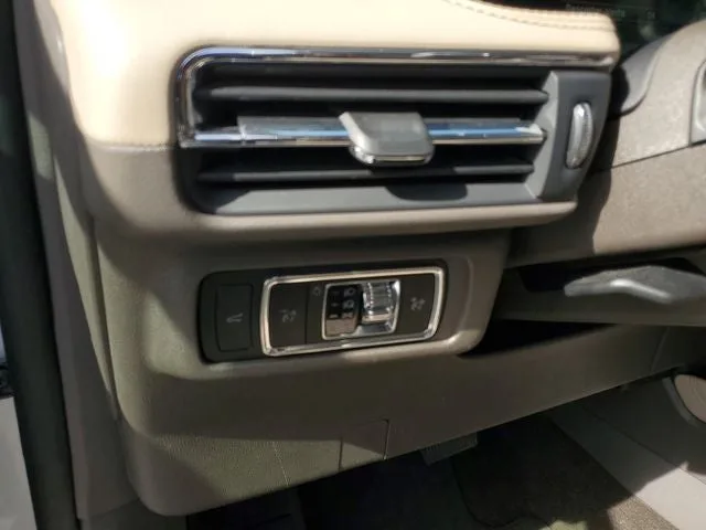 2023 Lincoln Corsair Standard photo 17