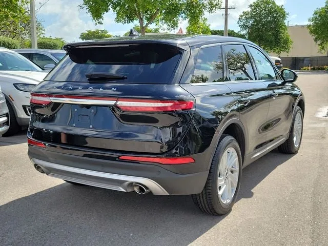 2023 Lincoln Corsair Standard photo 6
