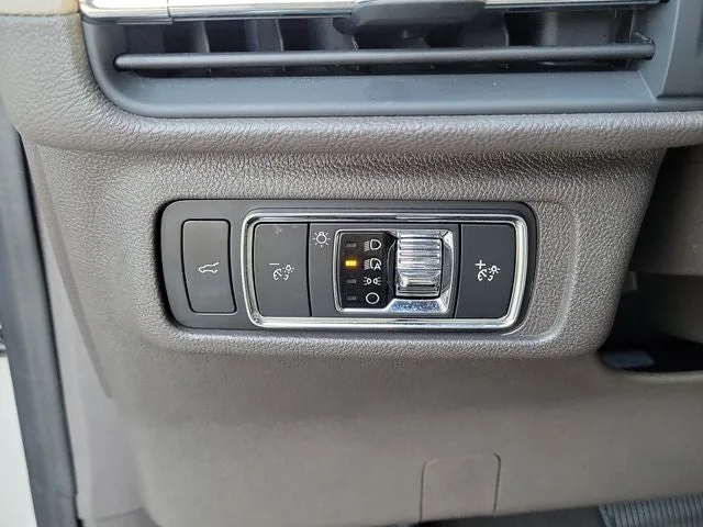 2022 Lincoln Corsair Standard photo 15