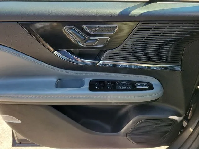 2022 Lincoln Corsair Standard photo 13