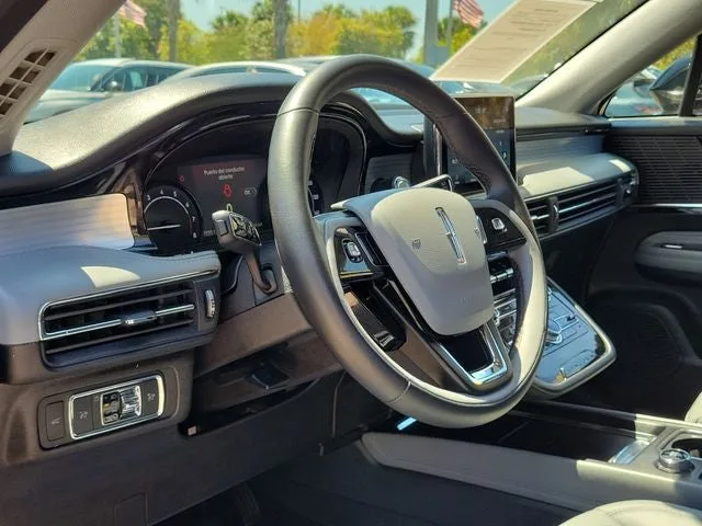 2022 Lincoln Corsair Standard photo 9