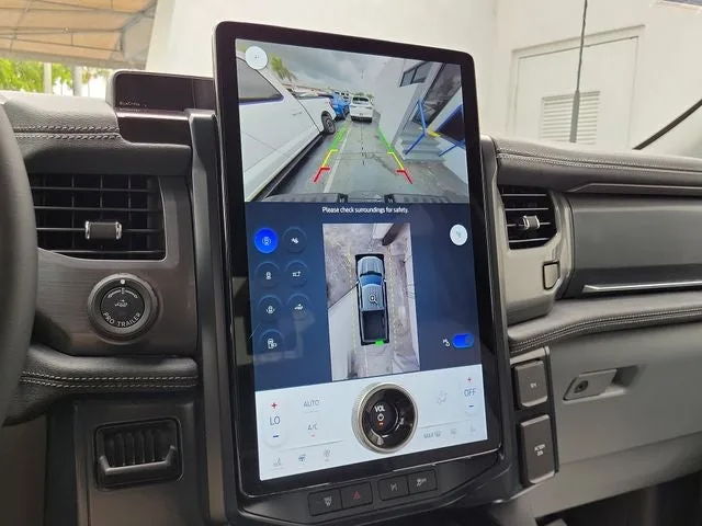 2025 Ford F-150 Lightning Flash photo 25