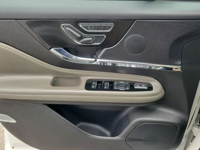 2023 Lincoln Corsair Standard photo 14