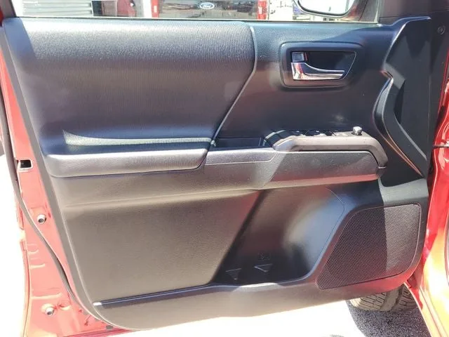 2017 Toyota Tacoma TRD Sport V6 photo 15