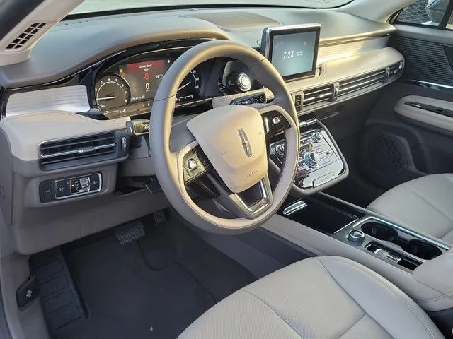 2022 Lincoln Corsair Standard photo 12