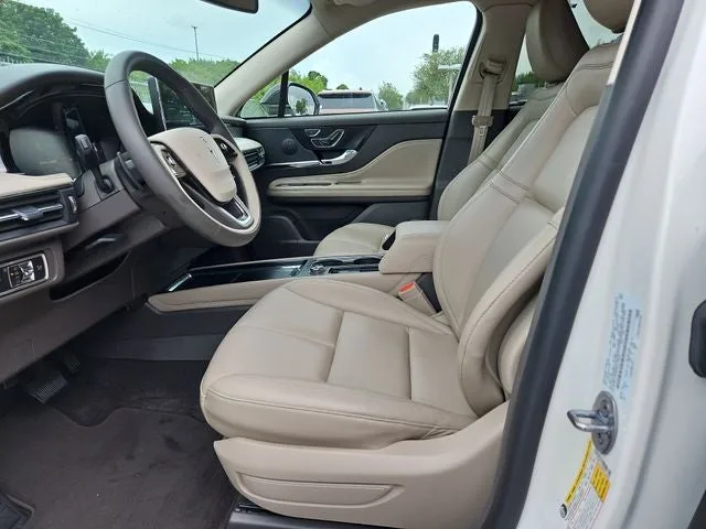 2024 Lincoln Corsair Premiere photo 12