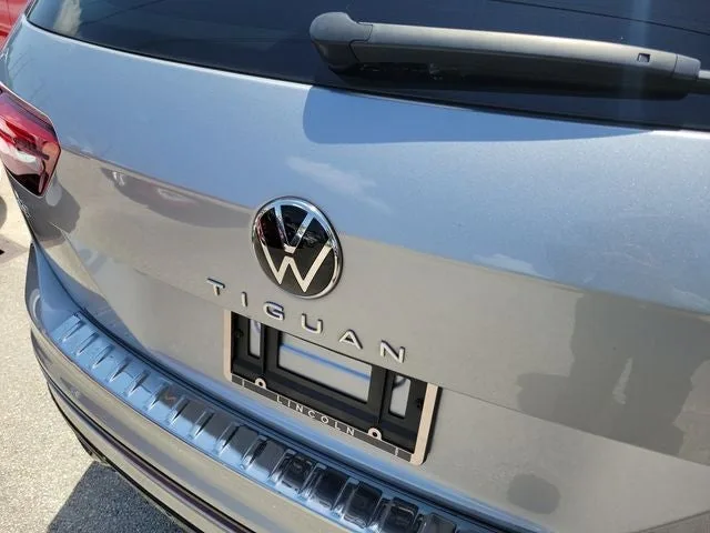 2024 Volkswagen Tiguan 2.0T SE R-Line Black photo 5