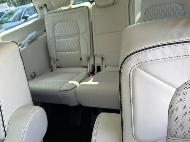 2020 Lincoln Navigator Black Label photo 3