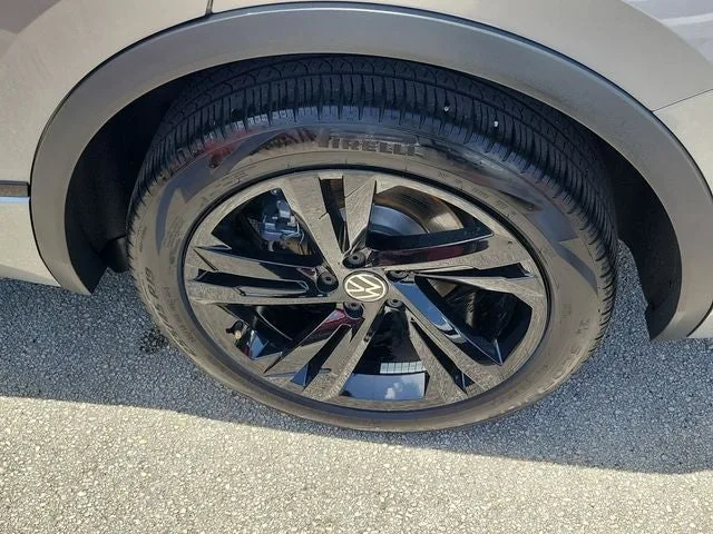 2024 Volkswagen Tiguan 2.0T SE R-Line Black photo 8