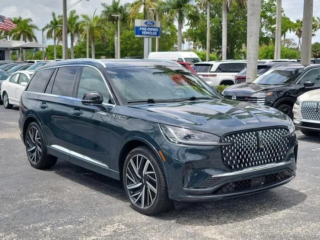 2025 Lincoln Aviator Black Label Premium photo 3