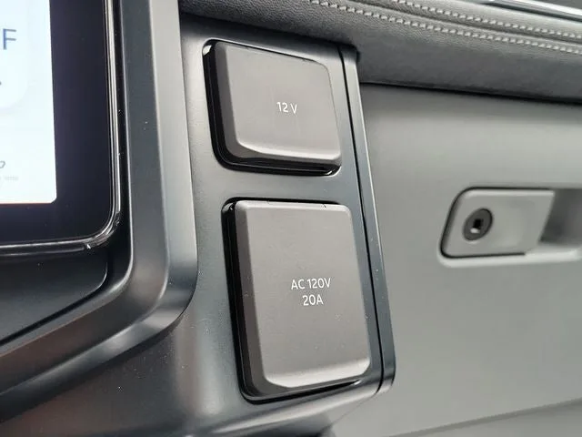 2025 Ford F-150 Lightning Flash photo 27