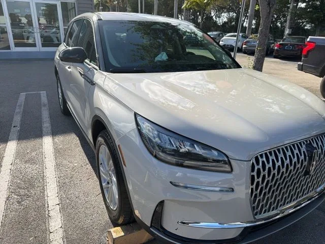 2024 Lincoln Corsair Premiere photo 3