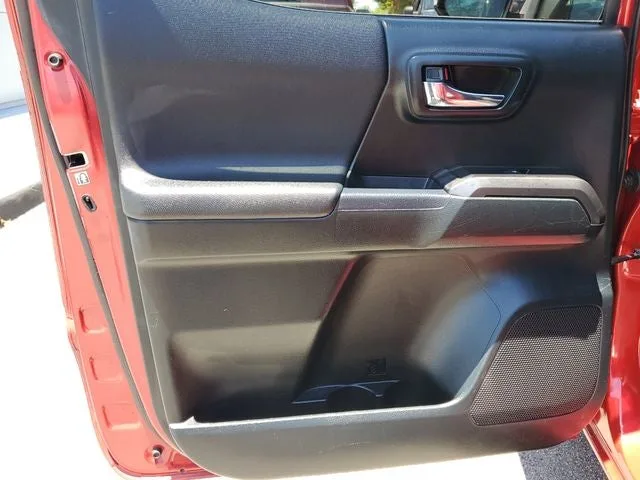 2017 Toyota Tacoma TRD Sport V6 photo 12