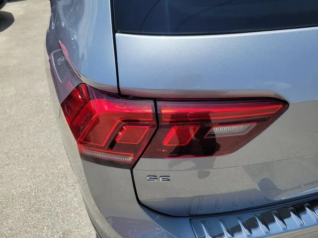 2024 Volkswagen Tiguan 2.0T SE R-Line Black photo 6