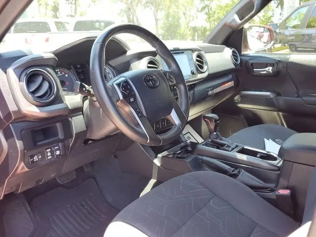 2017 Toyota Tacoma TRD Sport V6 photo 14