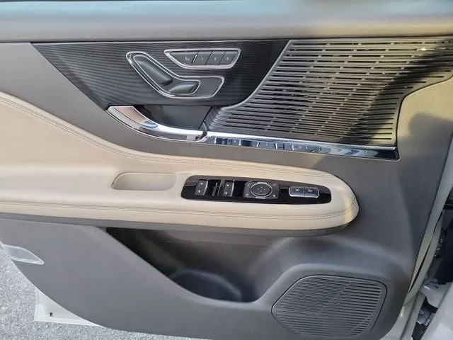 2022 Lincoln Corsair Standard photo 16