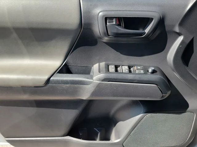 2022 Toyota Tacoma SR V6 photo 29