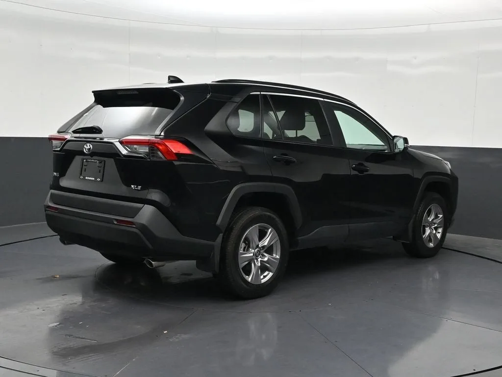 2025 Toyota RAV4 XLE photo 5