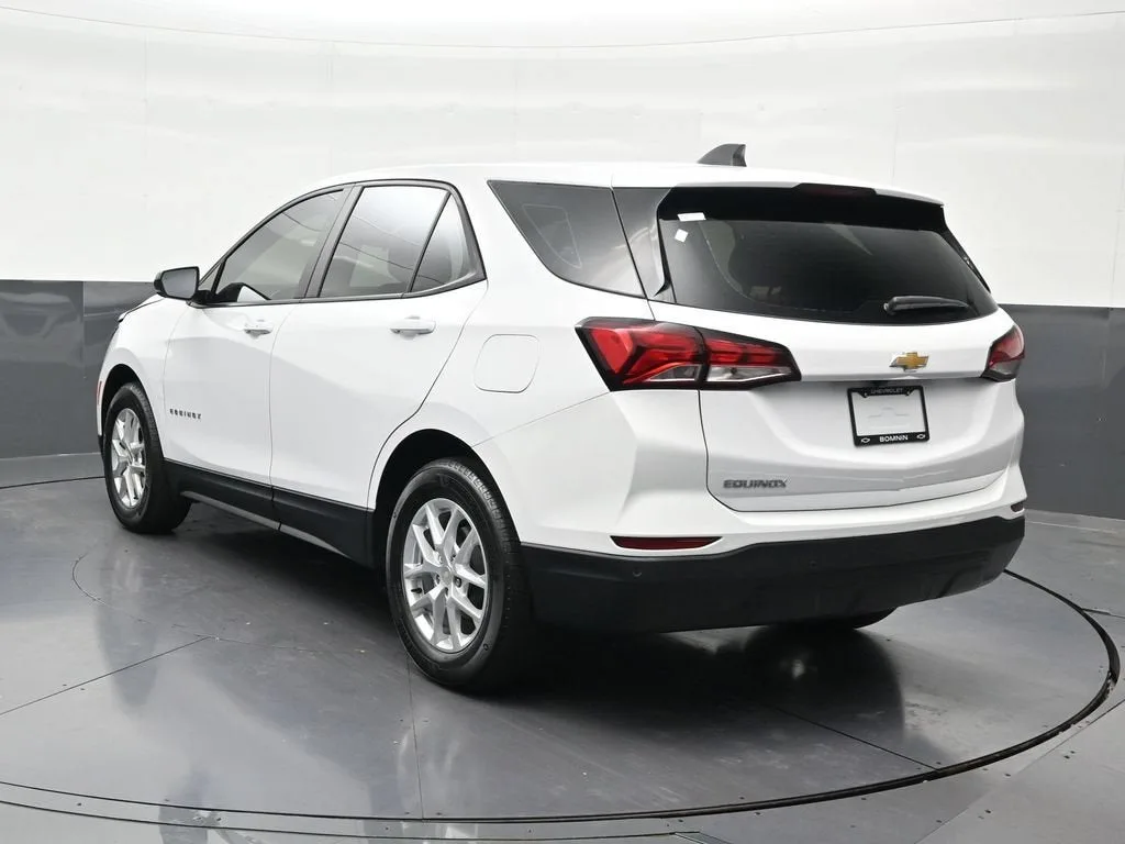 2024 Chevrolet Equinox LS photo 3