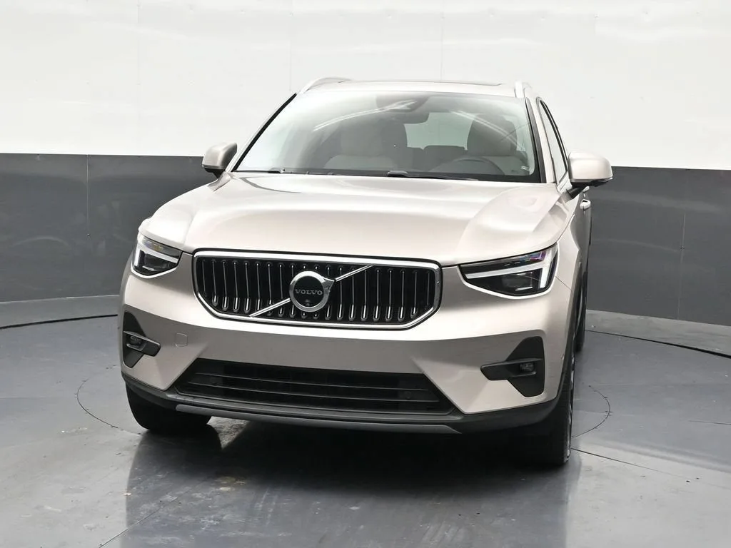 2024 Volvo XC40 B5 Plus Bright Theme photo 9