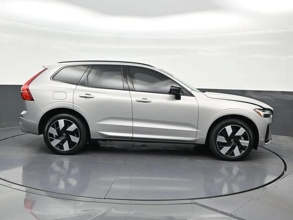 2025 Volvo XC60 Plug-In Hybrid Plus photo 7