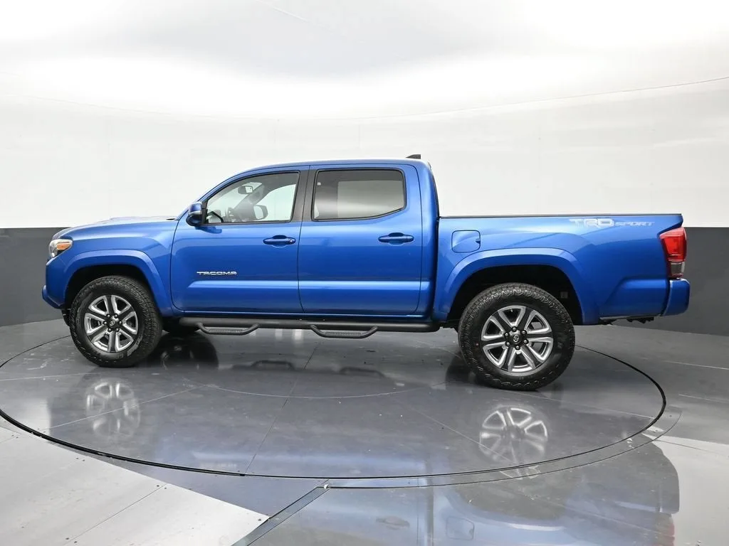 2016 Toyota Tacoma TRD Sport photo 2