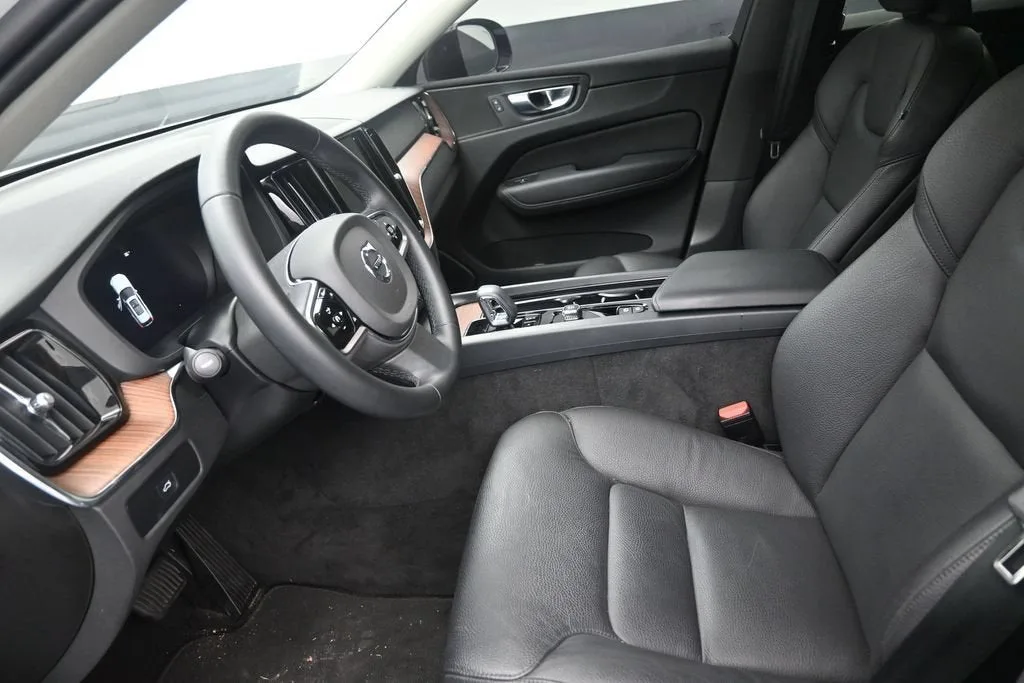 2024 Volvo XC60 B5 Plus Dark Theme photo 12