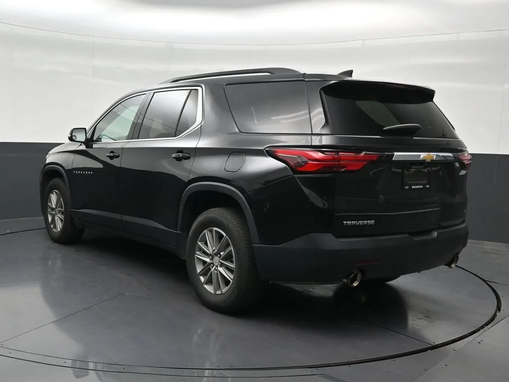2023 Chevrolet Traverse LT Cloth photo 3