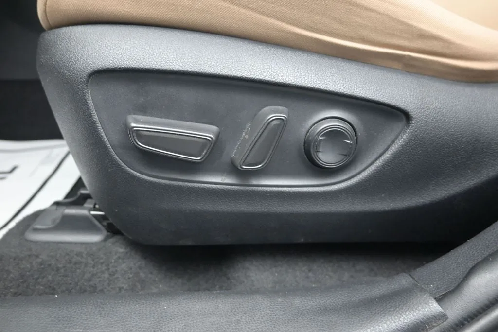 2020 Toyota RAV4 XLE photo 11