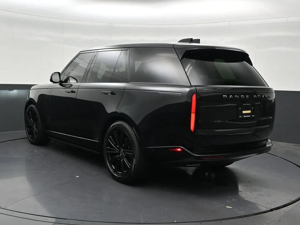 2025 Land Rover Range Rover P400 SE photo 3