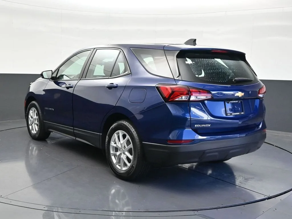2023 Chevrolet Equinox LS photo 3