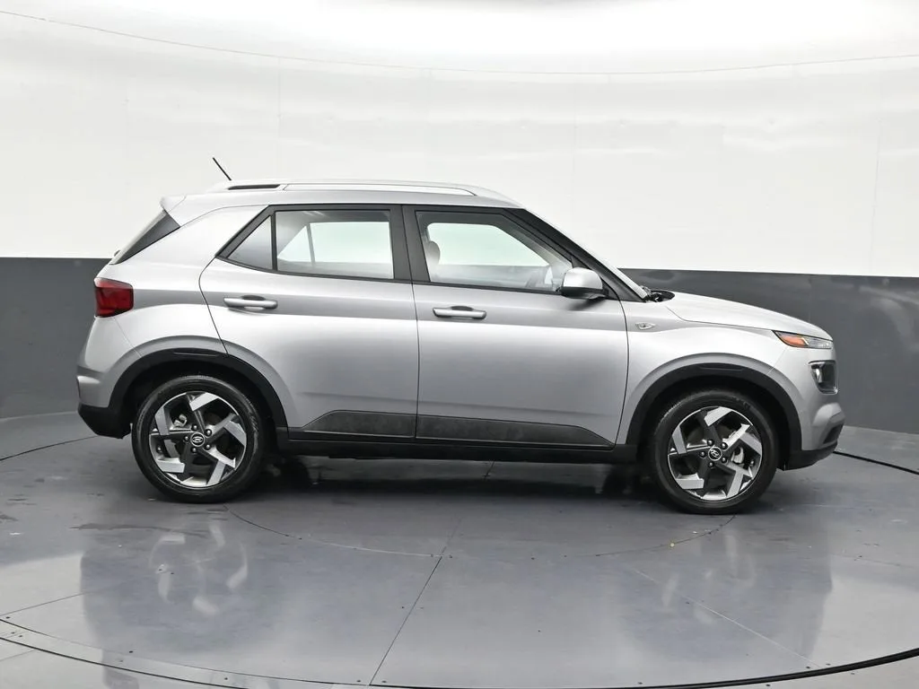 2023 Hyundai Venue SEL photo 7