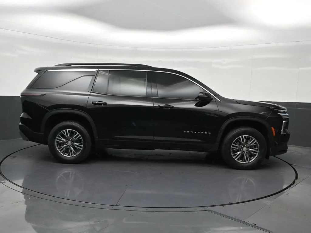 2025 Chevrolet Traverse LT photo 7
