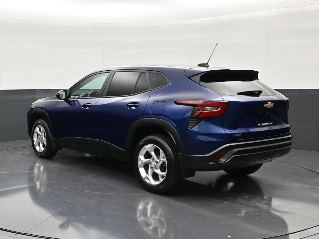 2024 Chevrolet Trax LS photo 3