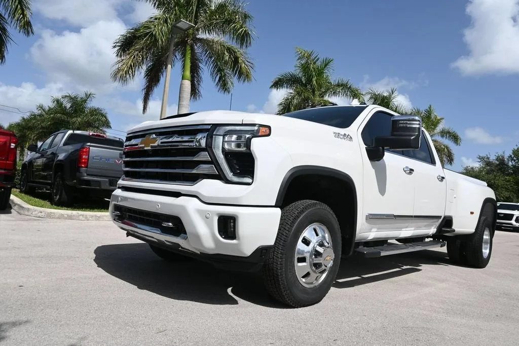 2025 Chevrolet Silverado 3500 HD High Country DRW photo 6