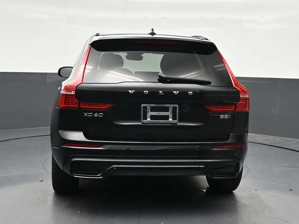 2024 Volvo XC60 B5 Plus Dark Theme photo 5