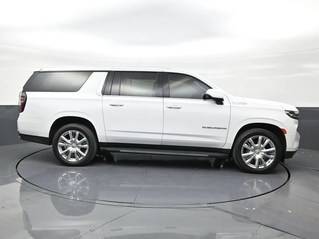 2022 Chevrolet Suburban High Country photo 6