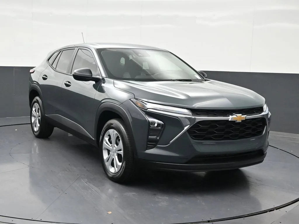 2025 Chevrolet Trax LS photo 8