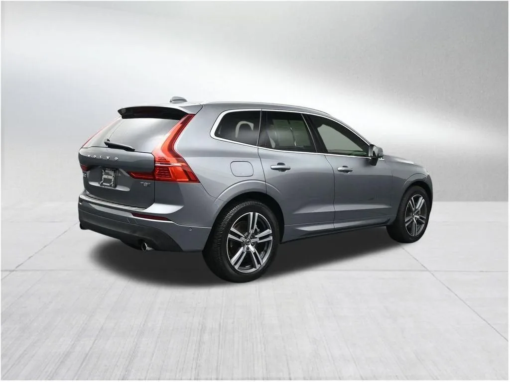 2019 Volvo XC60 Hybrid T8 Momentum photo 5
