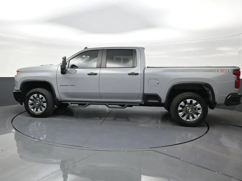 2025 Chevrolet Silverado 2500 HD Custom photo 2