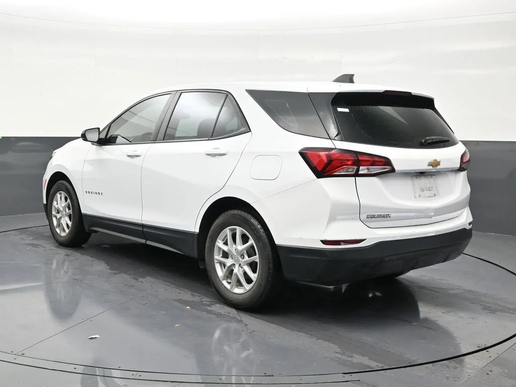 2023 Chevrolet Equinox LS photo 3