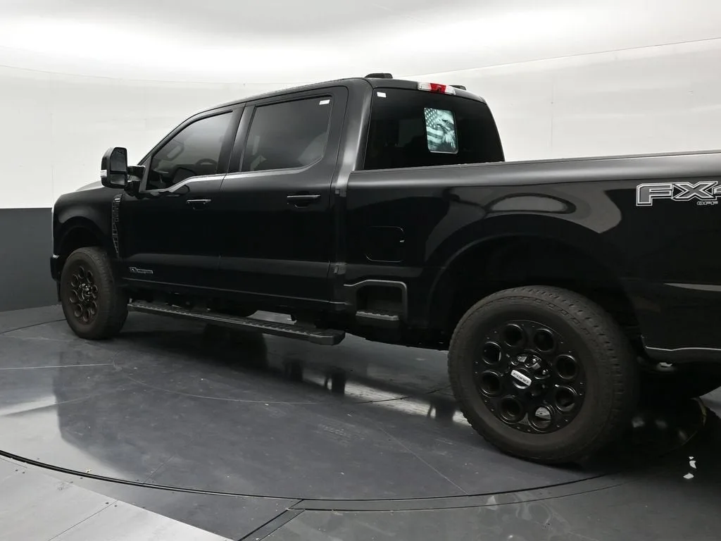 2025 Ford F-250 LARIAT photo 3
