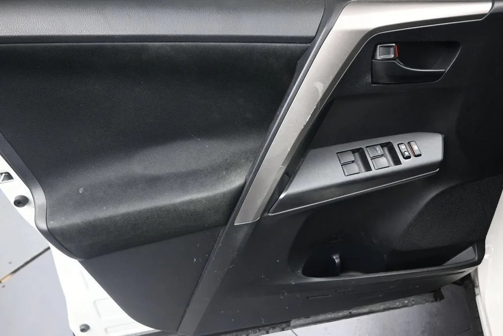 2018 Toyota RAV4 LE photo 11