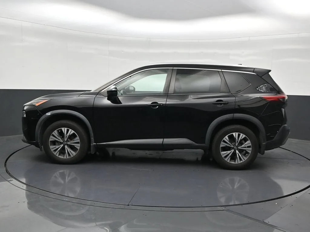 2022 Nissan Rogue SV photo 2