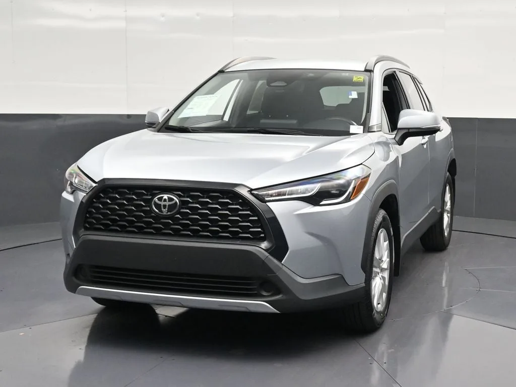 2024 Toyota Corolla Cross LE photo 6
