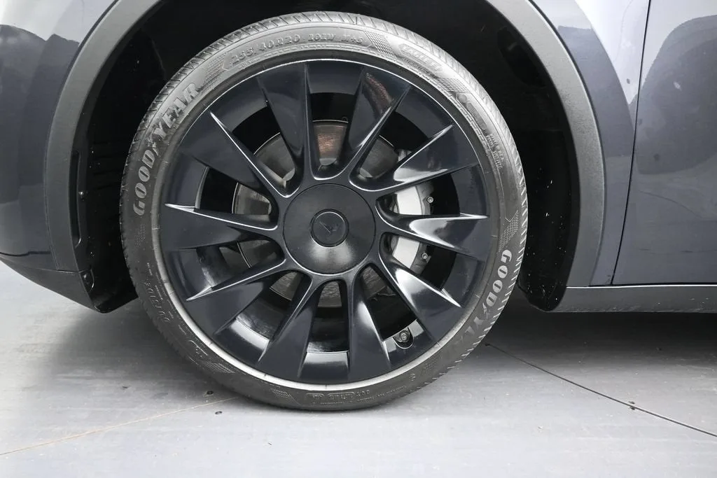 2024 Tesla Model Y Long Range photo 9