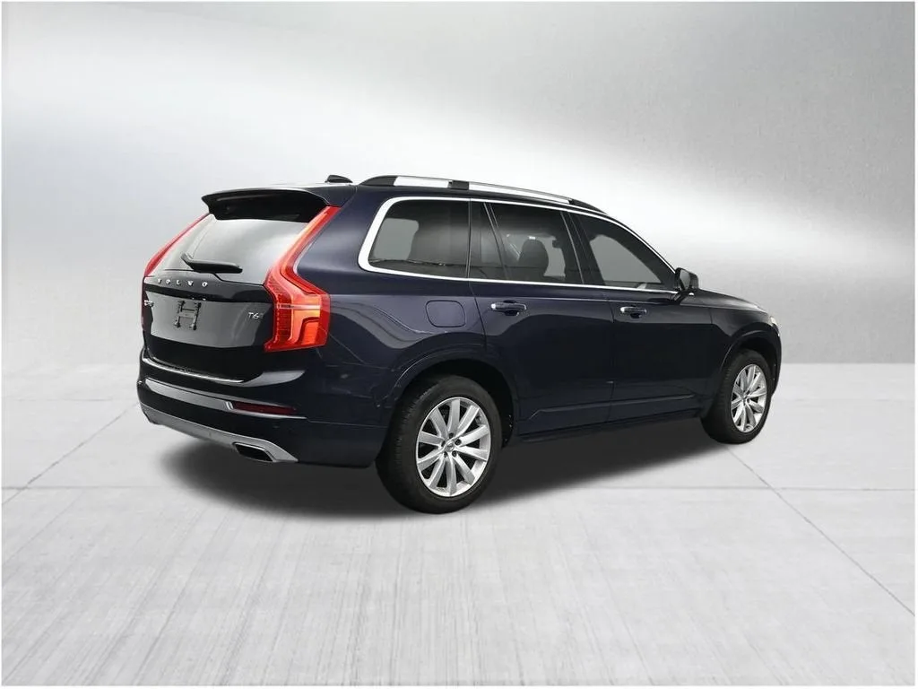 2017 Volvo XC90 T6 Momentum photo 5