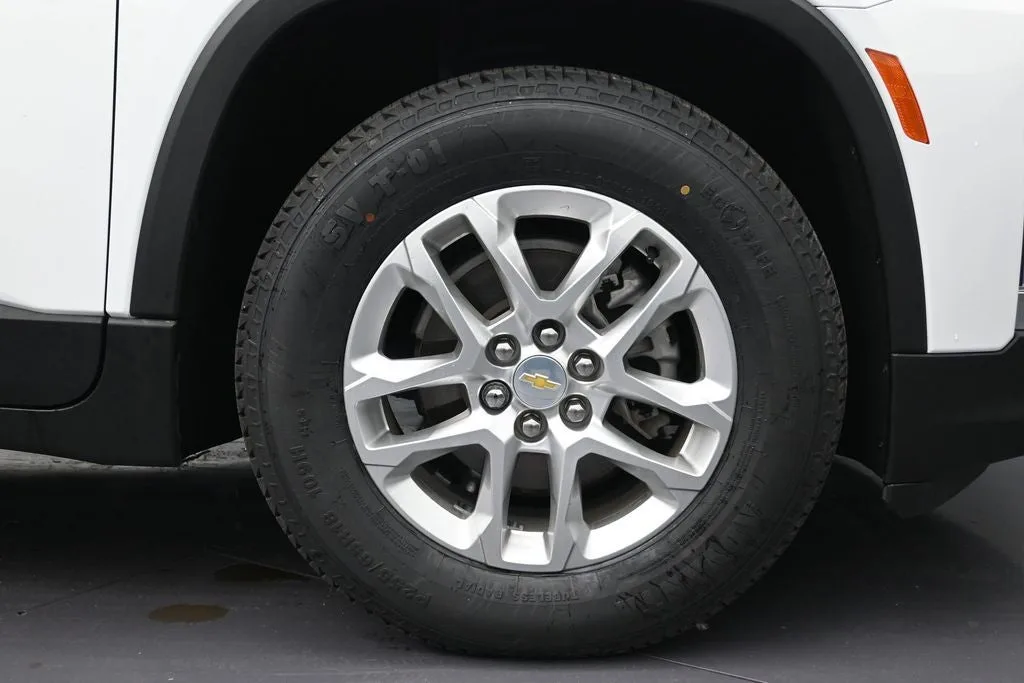 2023 Chevrolet Traverse LS photo 9